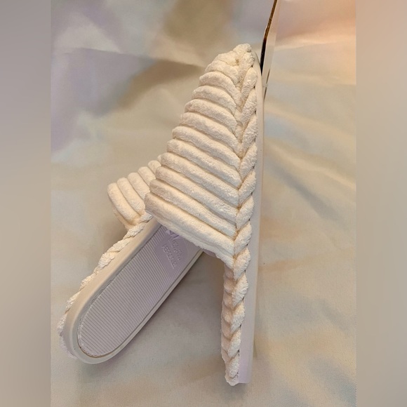NWT Aerosoles Women’s Ribbed Chenille Slippers, Size 6 1/2 - 7 1/2! - Picture 7 of 7